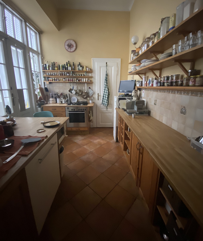 The kitchen is a bit homemade - but equipped with everything a serious cook needs