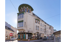 The apartment is located in the "Galileihof" a historic building in the heart of Hietzing