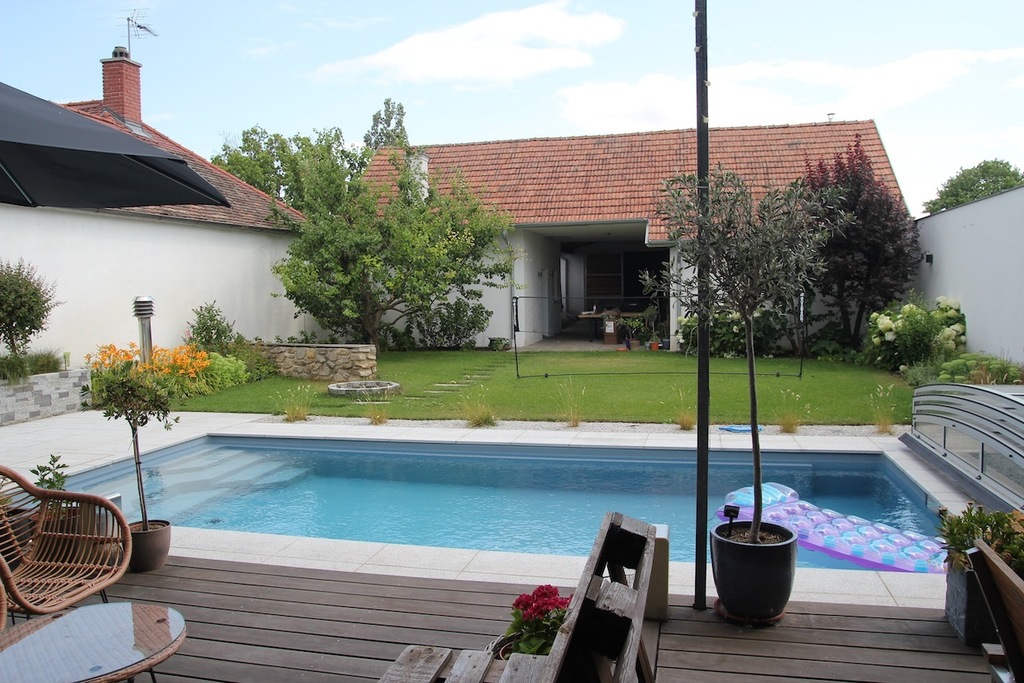 garden and barn with sauna