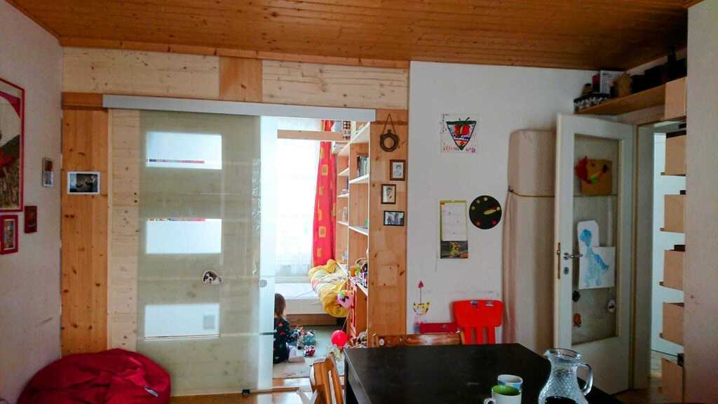 Wohnzimmer mit Schiebetür zum kleinen Kinderzimmer / living room with sliding door to the smaller childrens room