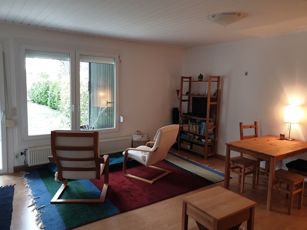 living room with dvd player 