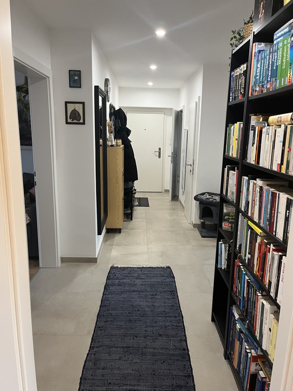 Entrance hall, view from the living room
