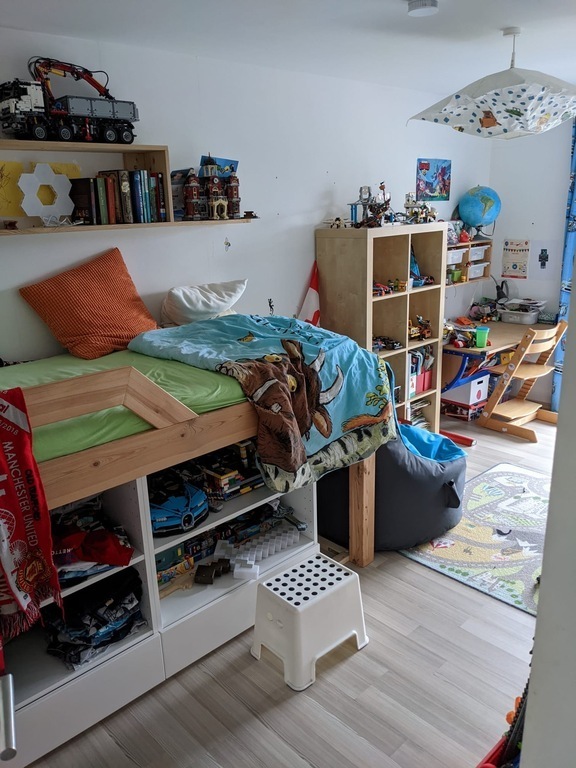 Ein Jugendzimmer mit Bett 