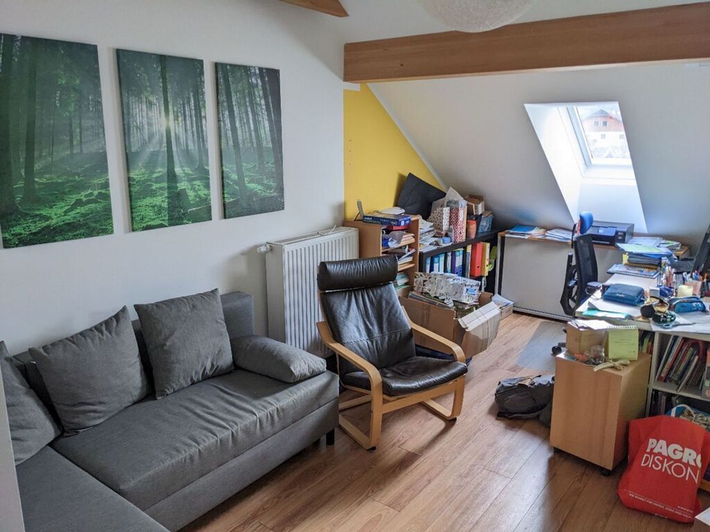 Dachgeschoss mit Couch und Lehnstuhl