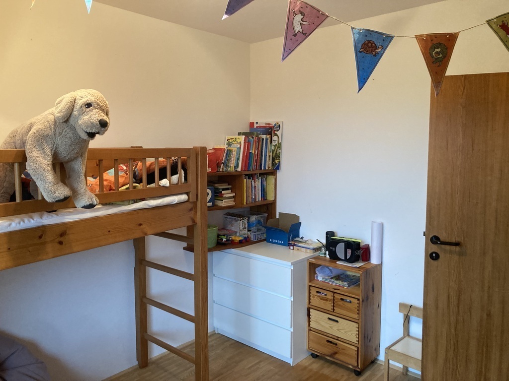 children's room 1 with high bed