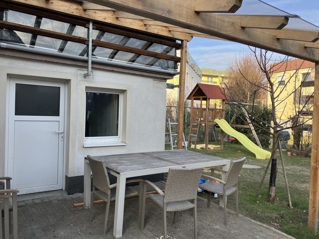 überdachte Gartenterrasse