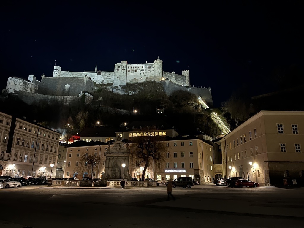 Blick Kapitelplatz auf Festung Hohe Salzburg