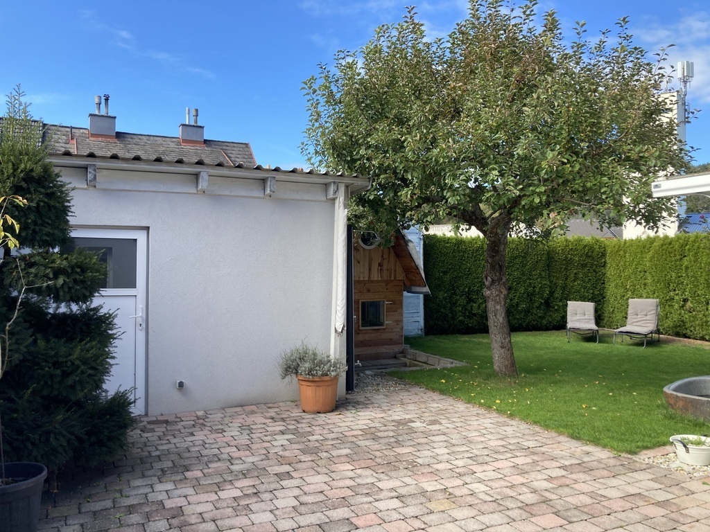 Versperrbare Garage für Fahrräder, Gartendusche, Holzspielhaus für Kinder