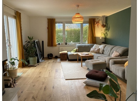 Helles Wohnzimmer mit Zugang zum Garten (Erdgeschoß)