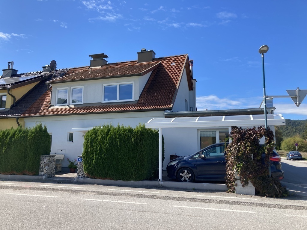 Unser Haus (Vorderansicht) mit Carport