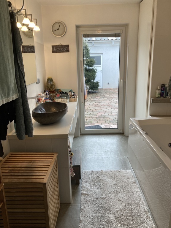 Badezimmer mit Whirlpool-Badewanne (Erdgeschoß) 