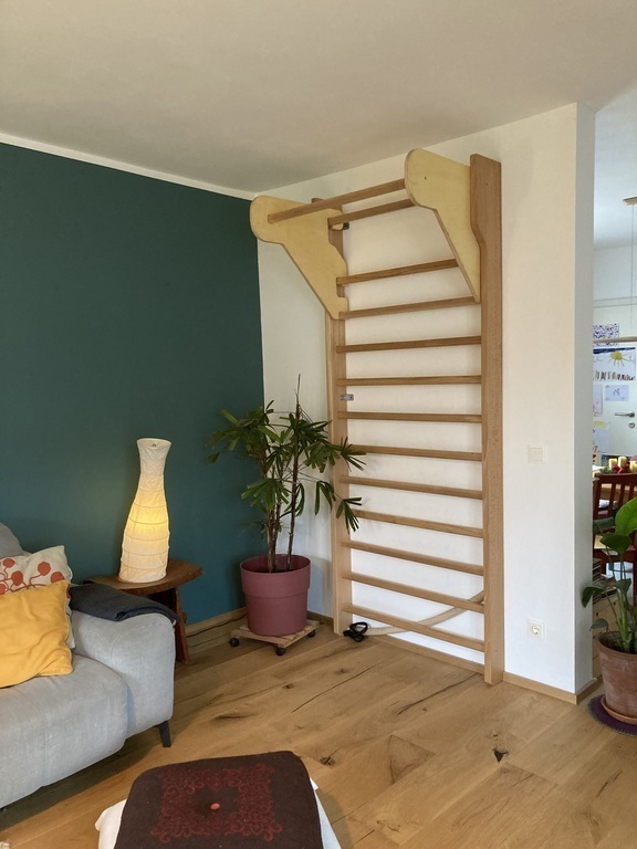 Sprossenwand im Wohnzimmer (Erdgeschoß)