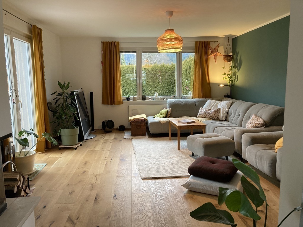 Helles Wohnzimmer mit Zugang zum Garten (Erdgeschoß)