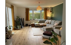 Helles Wohnzimmer mit Zugang zum Garten (Erdgeschoß)