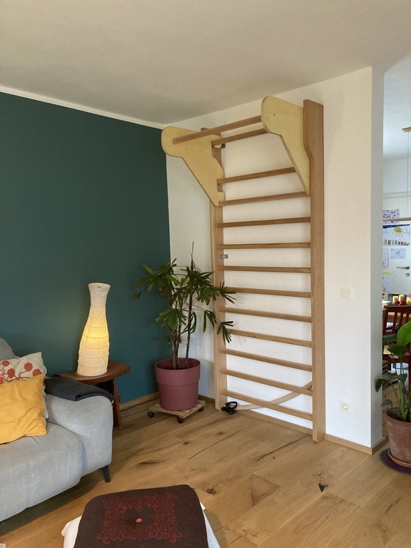 Sprossenwand im Wohnzimmer (Erdgeschoß)