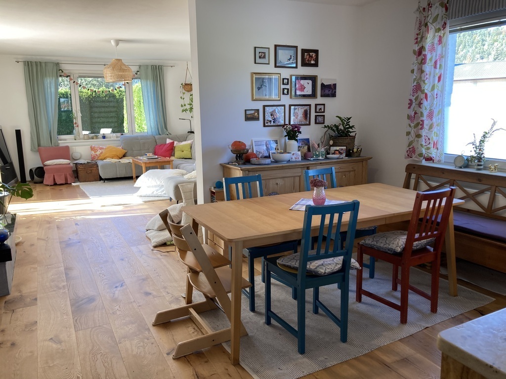 Essbereich im offener Wohnküche, Tisch auf drei Größen ausziehbar (Erdgeschoß)