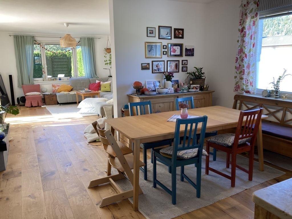 Essbereich im offener Wohnküche, Tisch auf drei Größen ausziehbar (Erdgeschoß)