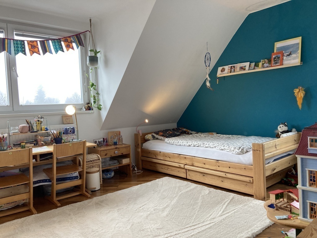 Kinderzimmer (Bett: 90x200) mit Spielsachen (Obergeschoß)