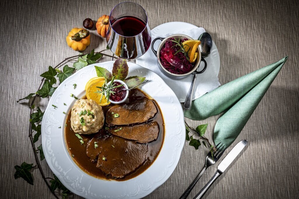 Wildbraten mit Semmelknödel, Rotkraut und Rotwein