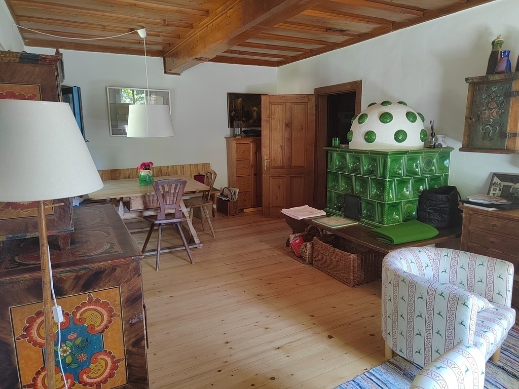 Wohnzimmer mit Kachelofen