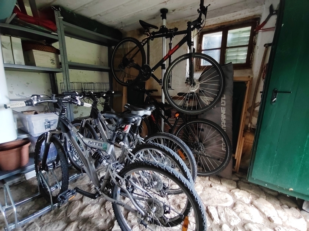 Keller - Fahrräder und Gartengeräte