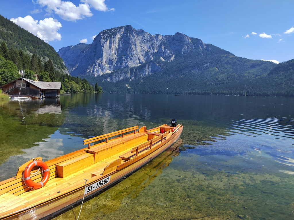 Grundlsee mit typischerm "Plätte"-Boot