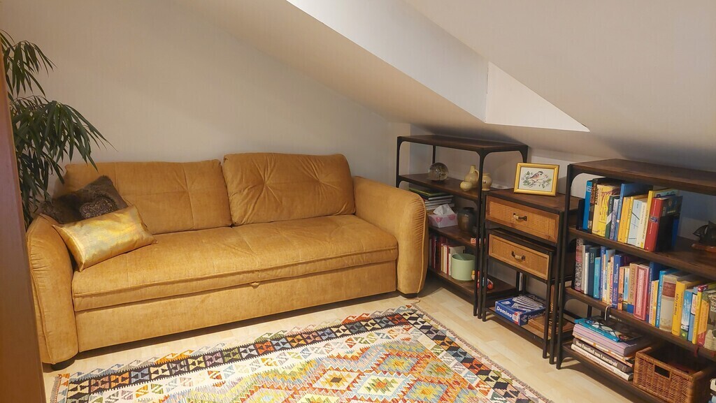 Wohnzimmer mit Dachschräge, Schlafcouch für 2 Personen