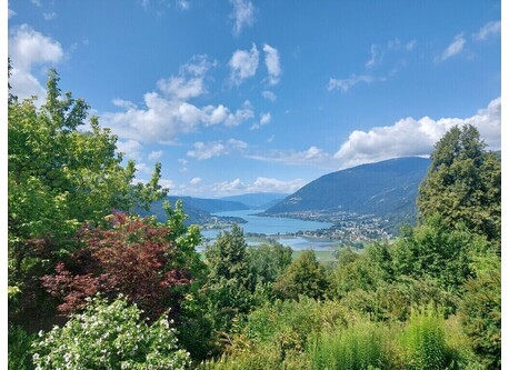 Blick über den Ossiacher See Richtung Villach