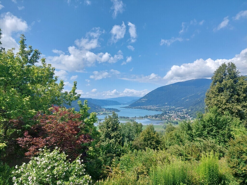 Blick über den Ossiacher See Richtung Villach