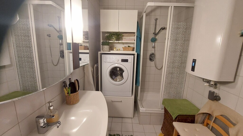 Badezimmer mit Waschbecken, Dusche, Waschmaschine und Boiler - leider ohne Fenster-nur mit Lüftung   WC ist extra