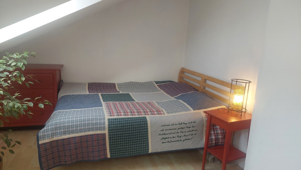 großes Doppelbett im Mansardezimmer