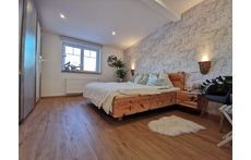 Hauptschlafzimmer mit Zirbenbett