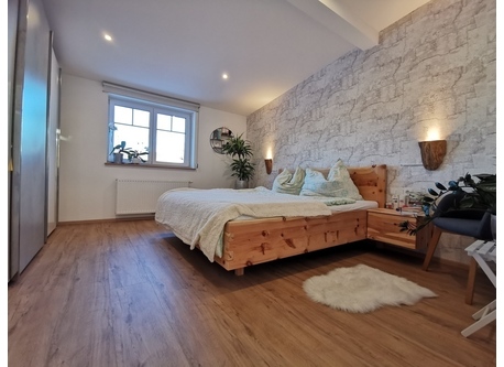 Hauptschlafzimmer mit Zirbenbett