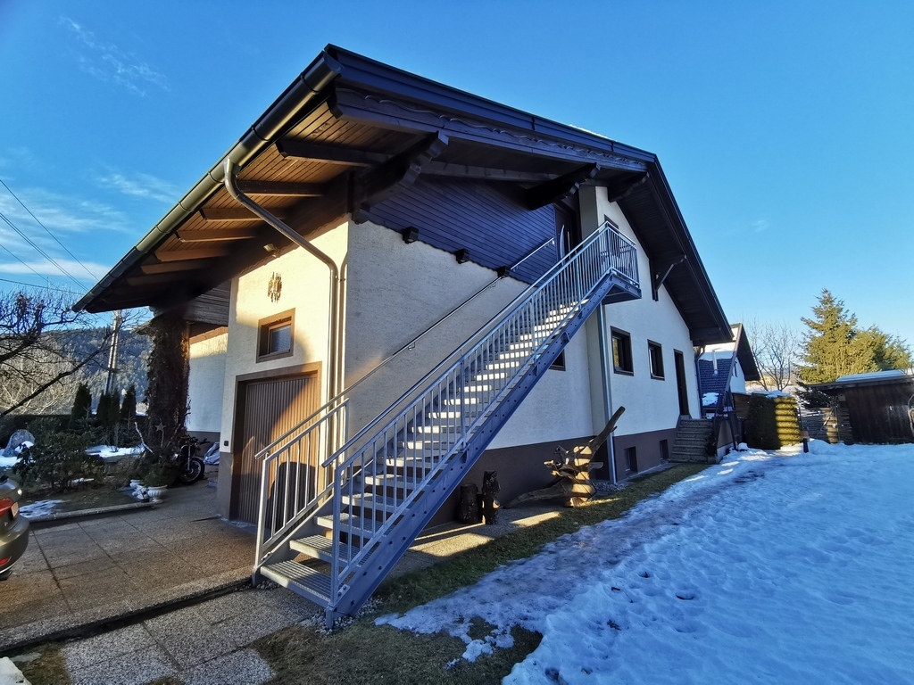 Haus mit Außenstiege zur Wohnung 