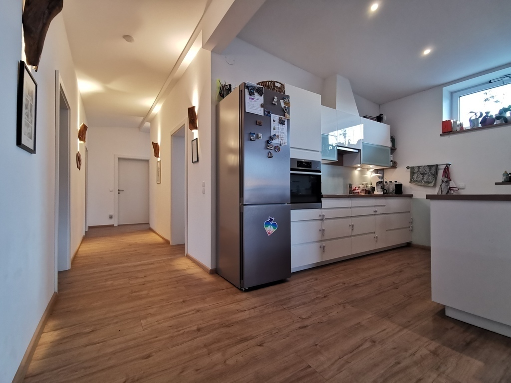 Küche mit Blick in den Flur