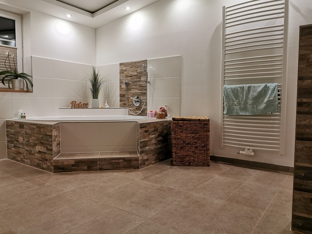 Badezimmer mit großer Badewanne