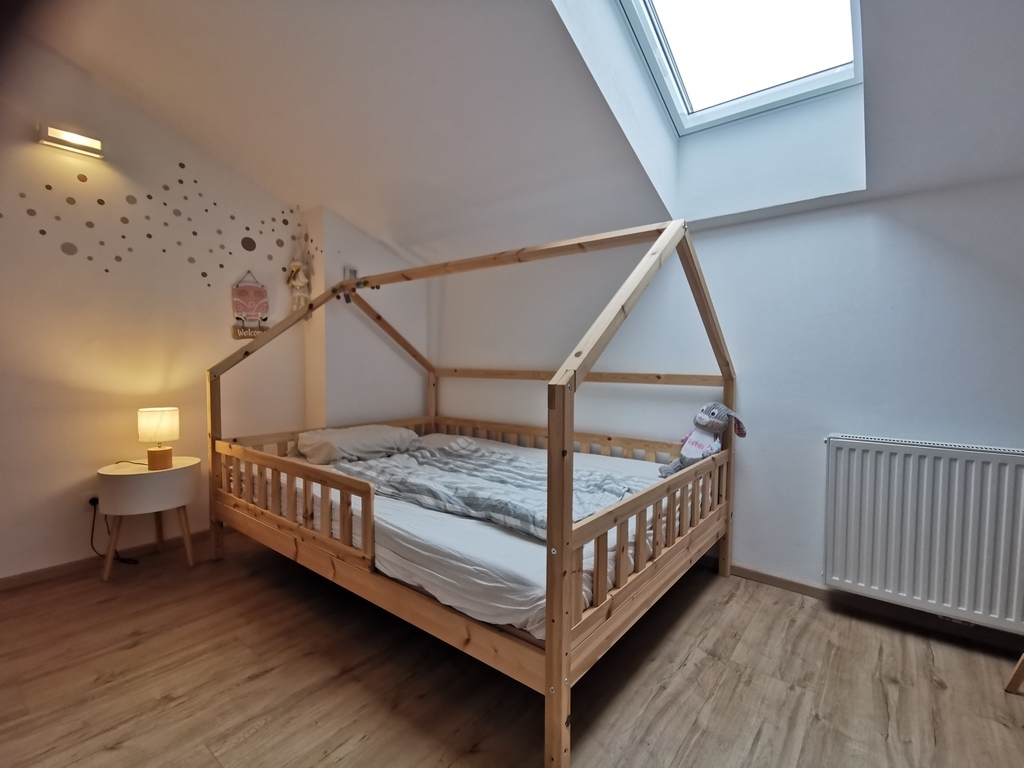 Kinderschlafzimmer mit Bett 140x200