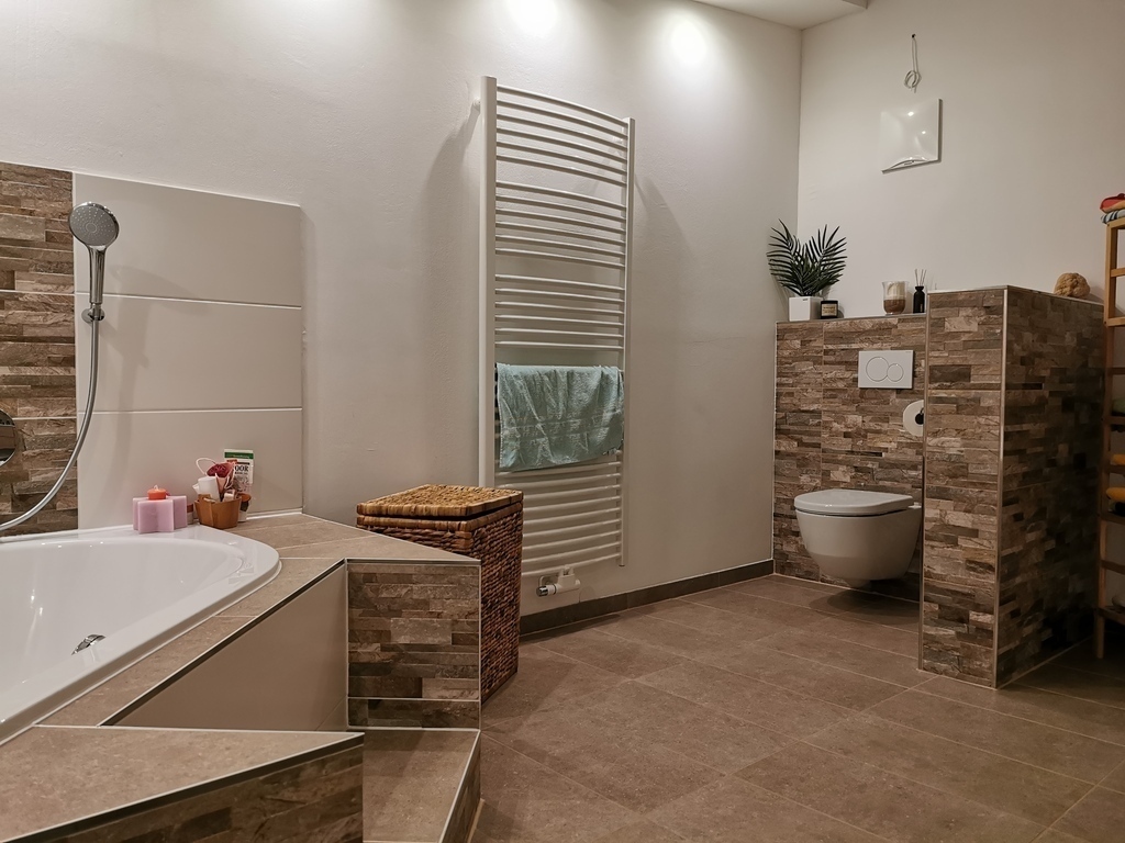 Badezimmer mit WC und Badewanne