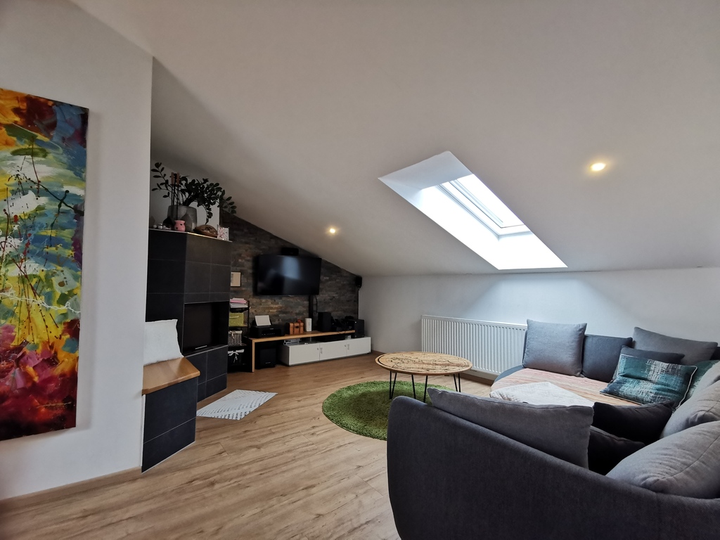 Blick in das Wohnzimmer mit Kamin