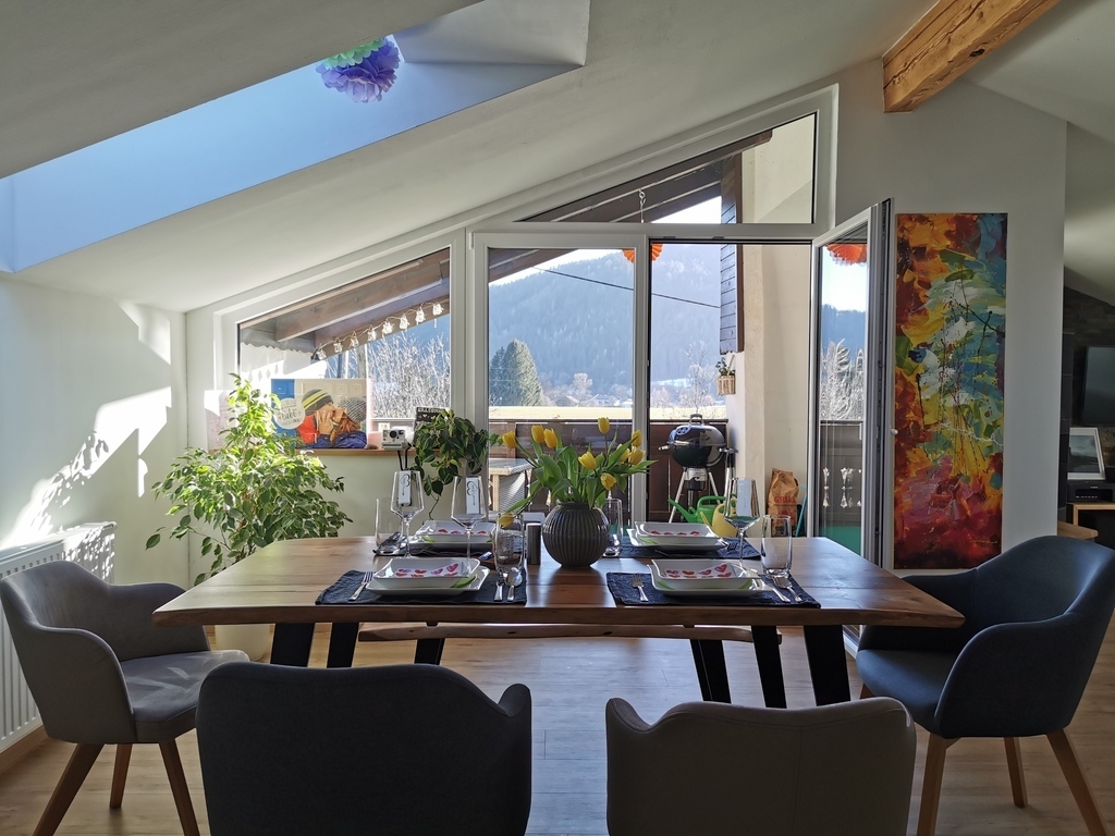 Esstisch mit Blick auf die Loggia