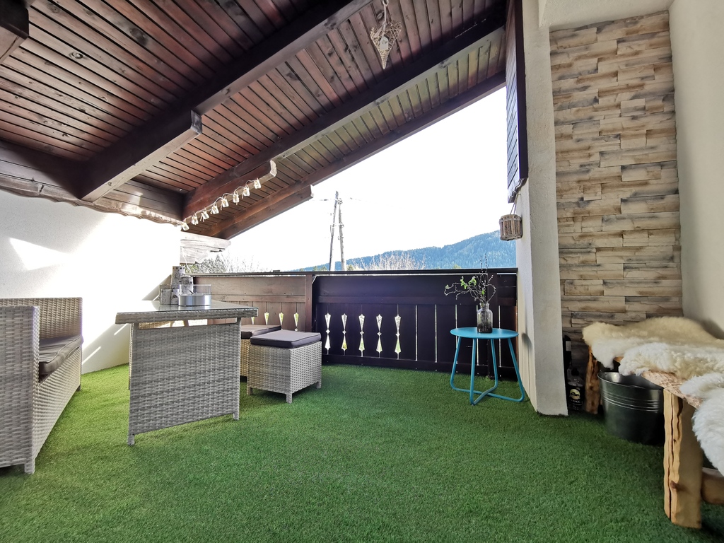 geschützte Loggia mit Blick ins Grüne