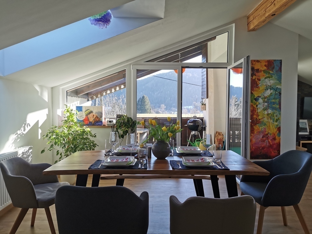 Esstisch mit Blick auf die Loggia