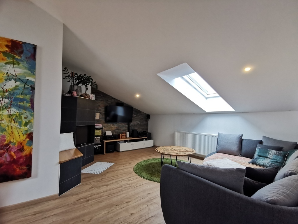 Blick in das Wohnzimmer mit Kamin