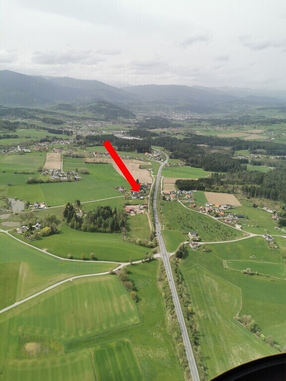 Luftaufnahme mit Standortpfeil