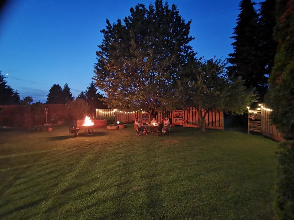Garten mit Griller (Abendstimmung)