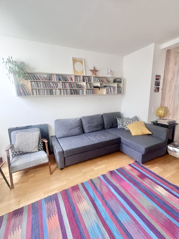 Wohnzimmer mit ausziehbarer Couch