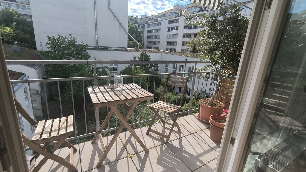 Terrasse mit Olivenbaum, Apfelbäumen, Küchenlorbeer, Zitronenbaum, Feigenbaum und Gasgrill