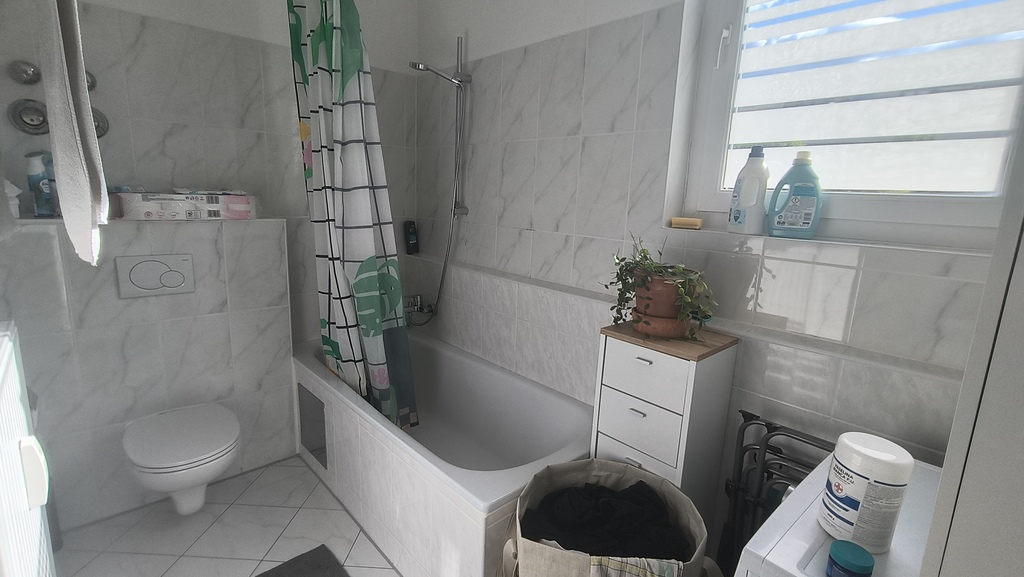 Tageslichtbadezimmer mit Waschmaschine (7 kg), Badewanne und Toilette
