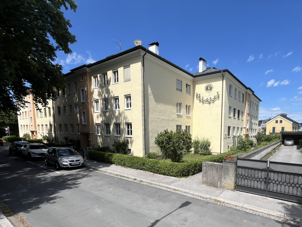 The apartment building in the Wiesbauerstraße. Our flat is situated on the right in the mezzanine and second floor (where the...