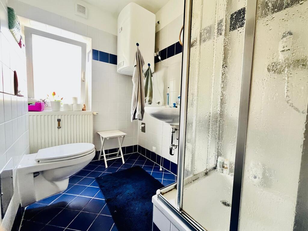 3,9m2 BathRoom with daylight and clean, compact, and bright with a shower and window.